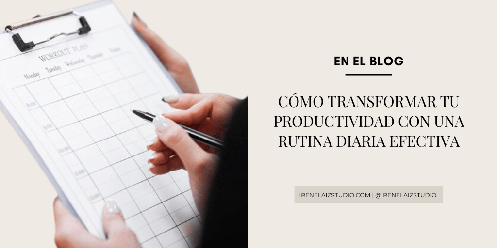 Mujer planificando su rutina diaria en un escritorio, con una checklist y una agenda para mejorar su productividad y reducir el estrés